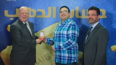 بنك «SAIB» يُسلم الفائز الأول بربع كيلو الذهب