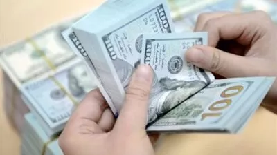 الدولار يرتفع بعد خسائر استمرت 4 أيام