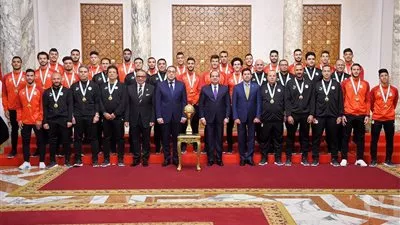 السيسي يمنح منتخبات الاسكواش والكاراتيه والأوليمبي وسام الرياضة
