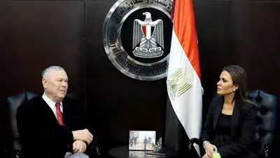 سحر نصر تبحث مع وفد أمريكي ضخ استثمارات جديدة فى مصر