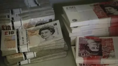 الاسترليني يتراجع بعد مبيعات تجزئة بريطانية مخيبة للآمال