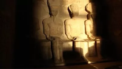 4 آلاف سائح ومصرى يشهدون تعامد الشمس بـ