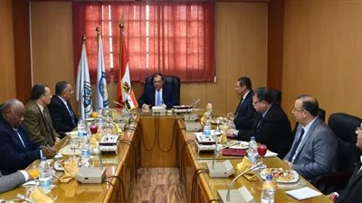 «الملا» يبحث مع قيادات هيئة الثروة المعدنية خطط وأهداف العام الجديد