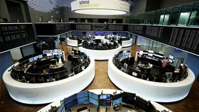 الأسهم الأوروبية تنخفض متأثرة بهبوط نظيرتها الأمريكية