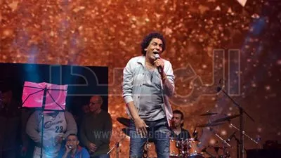 بالصور.. حفل الكينج محمد منير فى جامعة القاهرة بحضور 100 ألف من عشاقه