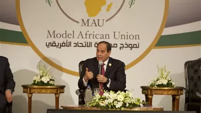 السيسي يتعهد بتنفيذ توصيات نموذج محاكاة الاتحاد الإفريقي