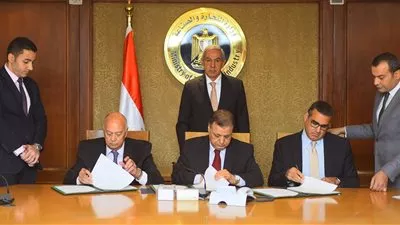 وزير التجارة يشهد توقيع عقد إدارة شعار القطن المصرى لمدة 3 سنوات