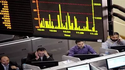 البورصة تقلص خسائرها بمنتصف التعاملات وسط استمرار ضغوط مبيعات المصريين