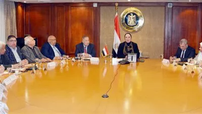 نيفين جامع: إعداد دليل لتسهيل حصول المصانع على التراخيص