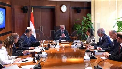 شريف اسماعيل يبحث موقف مشروعات 