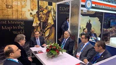 «الملا» يستعرض إجراءات تطوير قطاع التعدين وتهيئة مناخ جذب الاستثمارات