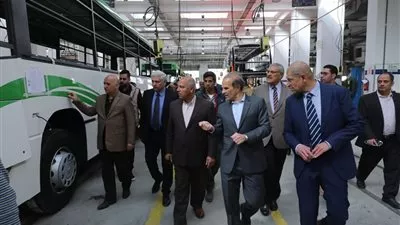 «النقل» تبحث التعاقد على أتوبيسات صديقة للبيئة للعمل بالعاصمة الإدارية