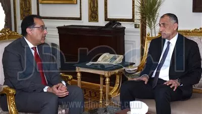 رئيس الوزراء يبحث مع محافظ المركزي تطورات الاقتصاد وموارد العملة الأجنبية