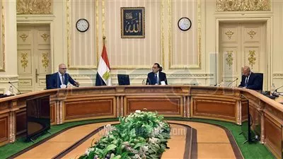 رئيس الوزراء يتابع إجراءات الحفاظ على سلامة العاملين في قطاع الإنشاءات