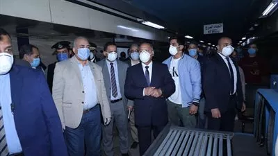 وزير النقل يتابع حركة تشغيل قطارات مترو الأنفاق وعدم تكدس الركاب