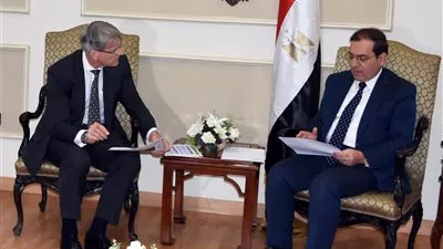 وزير البترول يبحث مع 