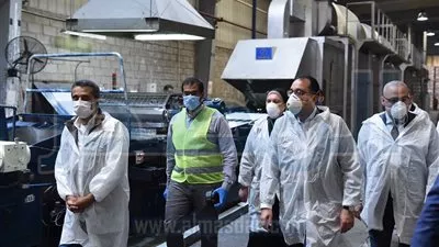 «مدبولى» يتفقد مصنعاً لإنتاج عبوات الأطعمة والمشروبات بـ 6 أكتوبر