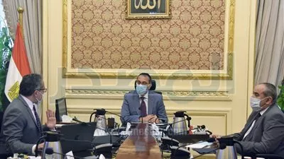 رئيس الوزراء يستعرض خطة استئناف حركة السياحة الخارجية والطيران