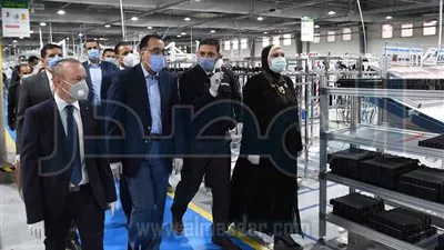 «مدبولى» يتفقد مصنعاً لإنتاج الضفائر الإلكترونية للسيارات الكهربائية بـ 6 أكتوبر