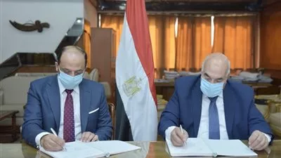 «القابضة للغزل» توقع عقود توريد 3 محالج مطورة مع «باجاج الهندية»