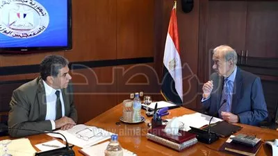 رئيس الوزراء يتلقى تقريراً بشأن خطة التعامل مع المقالب العشوائية