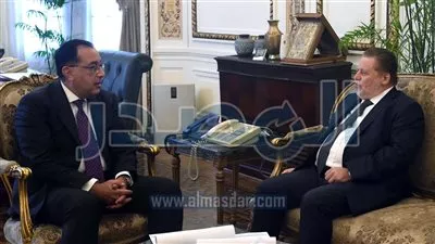 رئيس الوزراء يستعرض عددا من الملفات الاقتصادية مع محافظ البنك المركزي 