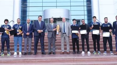 وزير الاتصالات يُكرم منتخب مصر للرياضات الإلكترونية بعد تتويجه بطلًا للدورى العربي 