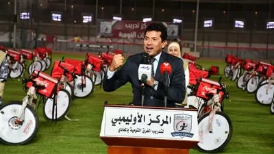 وزير الشباب والرياضة يُسلم الدفعة الثالثة من مبادرة دراجتك دخلك