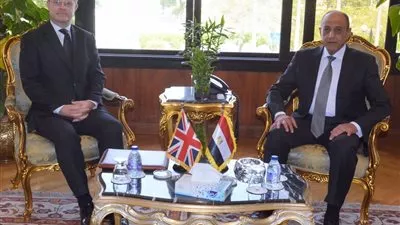 وزير الطيران يبحث مع السفير البريطاني بالقاهرة التعاون فى مجال النقل الجوي
