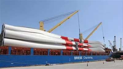  ميناء الأدبية يستقبل 42 ريشة رياح لمحطة توليد الكهرباء برأس غارب 