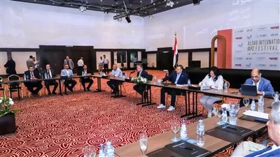 وزير السياحة يبحث مع ممثلي القطاع الخاص سبل زيادة أعداد السياح