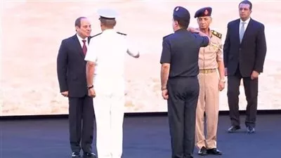 الرئيس السيسي يصّدق على ترقية قائدي القوات البحرية والجوية إلى رتبة فريق