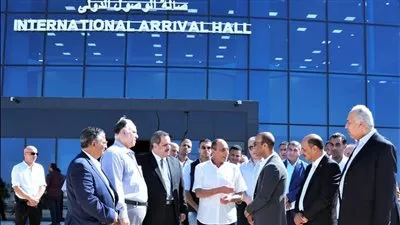 وزير الطيران يوجه بسرعة الانتهاء من أعمال استخدام الطاقة الشمسية بمطار سفنكس