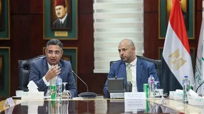 رئيسا البريد والبورصة يبحثان سبل تعزيز التعاون المشترك