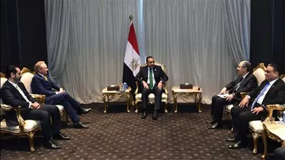 «مدبولي» يلتقي رئيس مجموعة فورتيسكو الأسترالية للطاقة على هامش COP27 