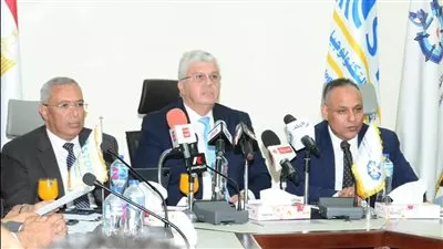 وزير التعليم العالي يُسلم عقودًا لدعم 67 مشروعًا بحثيًا بقيمة 106 مليون جنيه