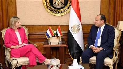 وزير التجارة يبحث سبل تعزيز العلاقات الاقتصادية مع هولندا