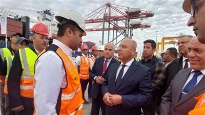 وزير النقل يتفقد التشغيل التجريبي لمحطة تحيا مصر متعددة الأغراض بميناء الإسكندرية