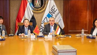 رئيس اقتصادية قناة السويس يبحث مع وفد برلماني فيتنامي سبل التعاون المشترك
