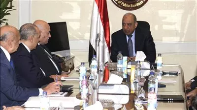 وزير قطاع الأعمال يتابع موقف الشركات من تدبير المواد الخام اللازمة للعمليات الإنتاجية