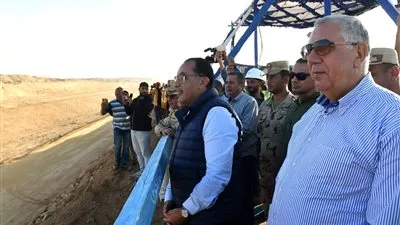 رئيس الوزراء يتفقد سير الأعمال بمشروع تنمية جنوب الوادى بتوشكى