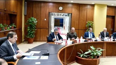 وزير البترول يستعرض العروض والمشروعات الاستثمارية بمنطقة المثلث الذهبي