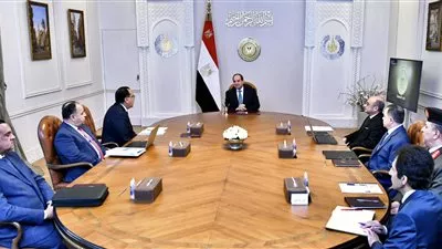 الرئيس السيسي يوجه بإنهاء إشغال الطرق بالسيارات والمركبات المهملة