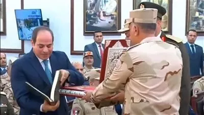 السيسي يتسلم هدية تذكارية من رئيس مجلس إدارة شركة النصر للكيماويات الوسيطة