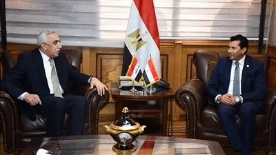 وزير الشباب والرياضة يتسلم دعوة حضور «خليجي 25» بالعراق 