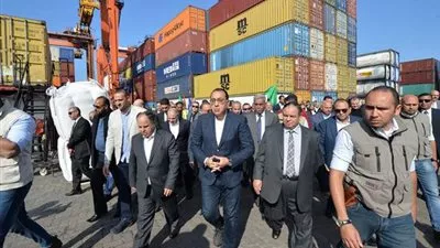 رئيس الوزراء: أولوية للإفراج الجمركي عن السلع الغذائية والأدوية ومستلزمات الإنتاج