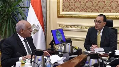 رئيس الوزراء يتابع مع محافظ الجيزة الموقف التنفيذى لعدد من المشروعات