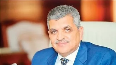 رئيس هيئة قناة السويس: حركة الملاحة منتظمة وتعاملنا باحترافية مع عطل السفينة GLORY 