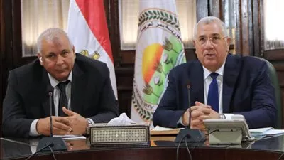 وزير الزراعة يبحث إقامة محطة بحوث إقليمية بمركز باريس في الوادي الجديد 