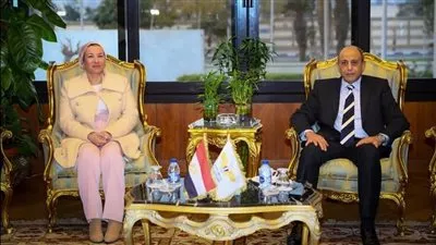 وزيرا الطيران والبيئة يفتتحان محطة جديدة للطاقة الشمسية بمطار القاهرة 